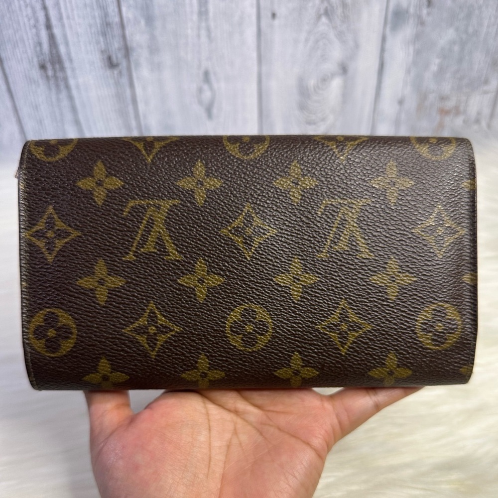 LOUIS VUITTON long passport wallet in monogram - Picture 4 of 17
